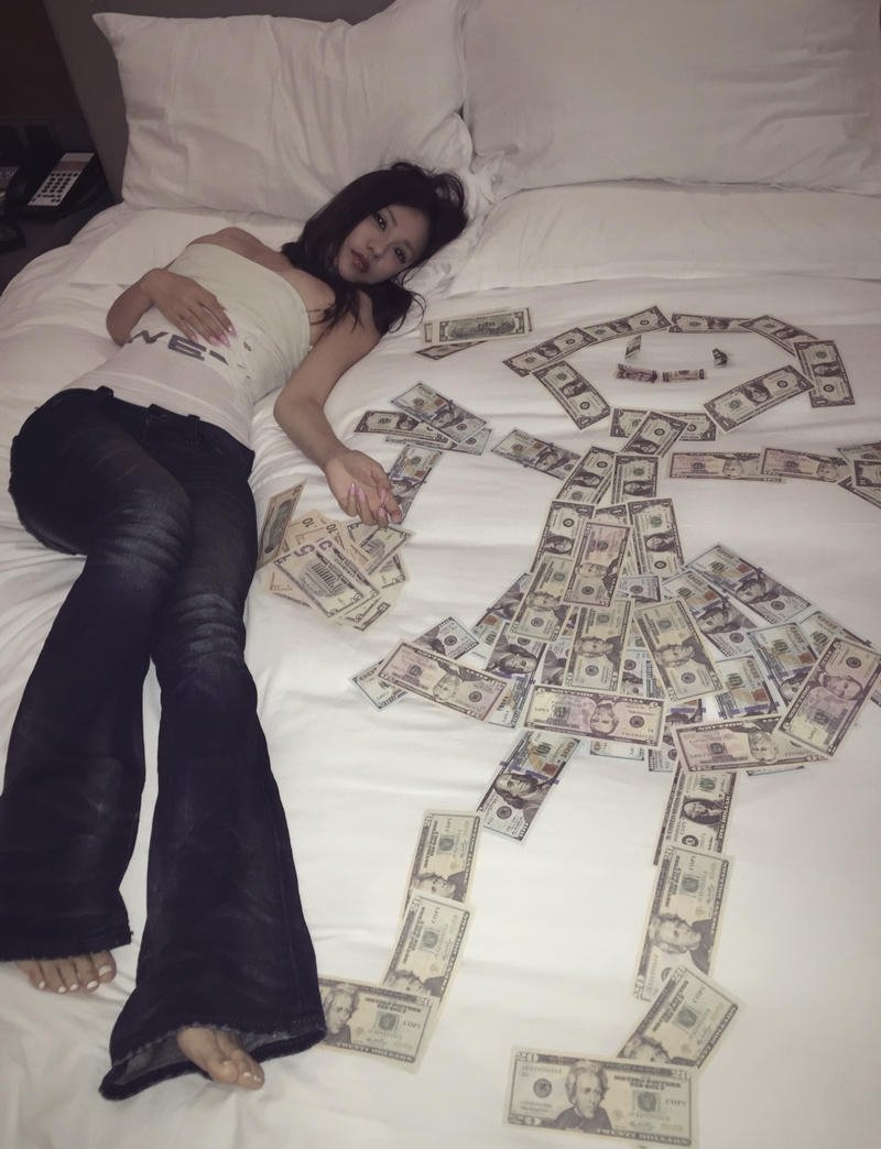 Hình ảnh nhân vật ôm tiền ngủ cực hài hước