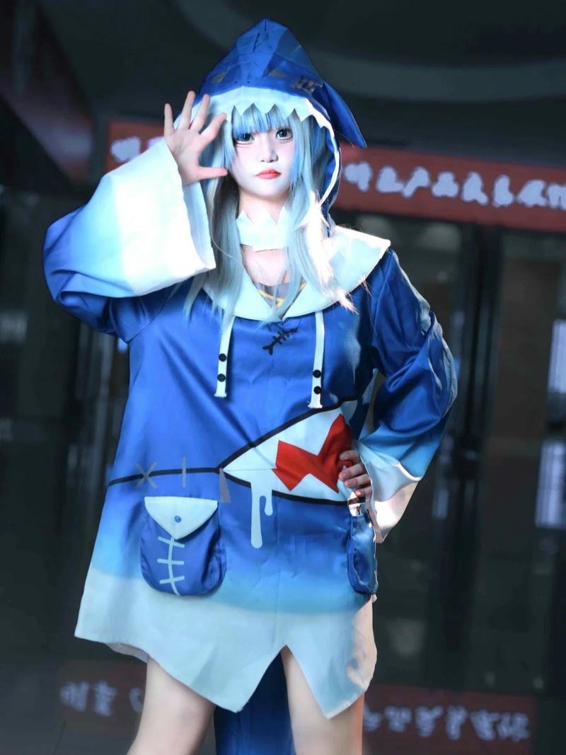 Hình ảnh nhập vai nhân vật Yaoyaoqwq Gawr Gura tạo dáng linh hoạt