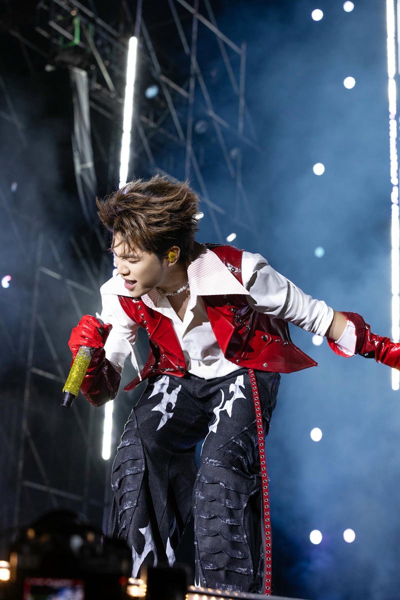 Hình ảnh sân khấu rực sáng làm nền Captain Boy