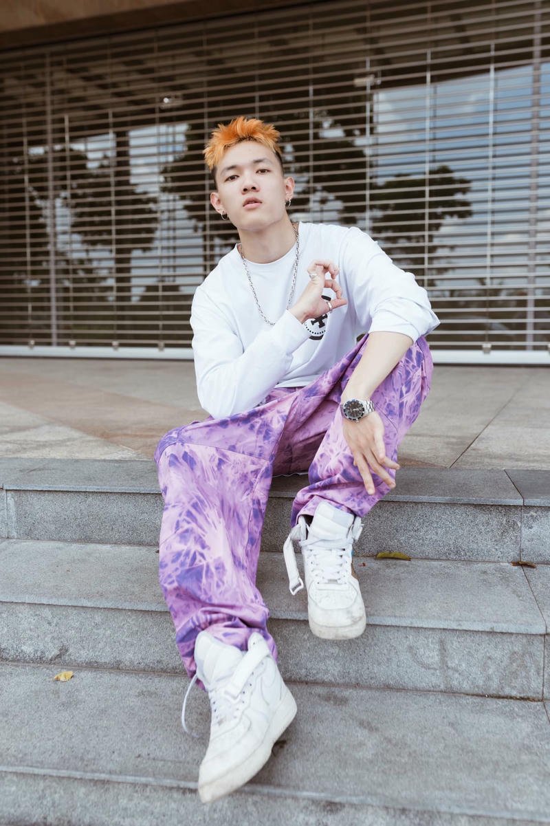 Hình ảnh sân khấu rực sáng làm nền Tage