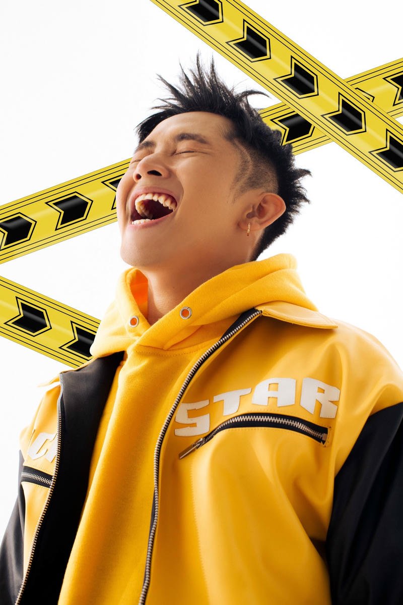 Hình ảnh sân khấu sôi động làm nền Ricky Star đẹp