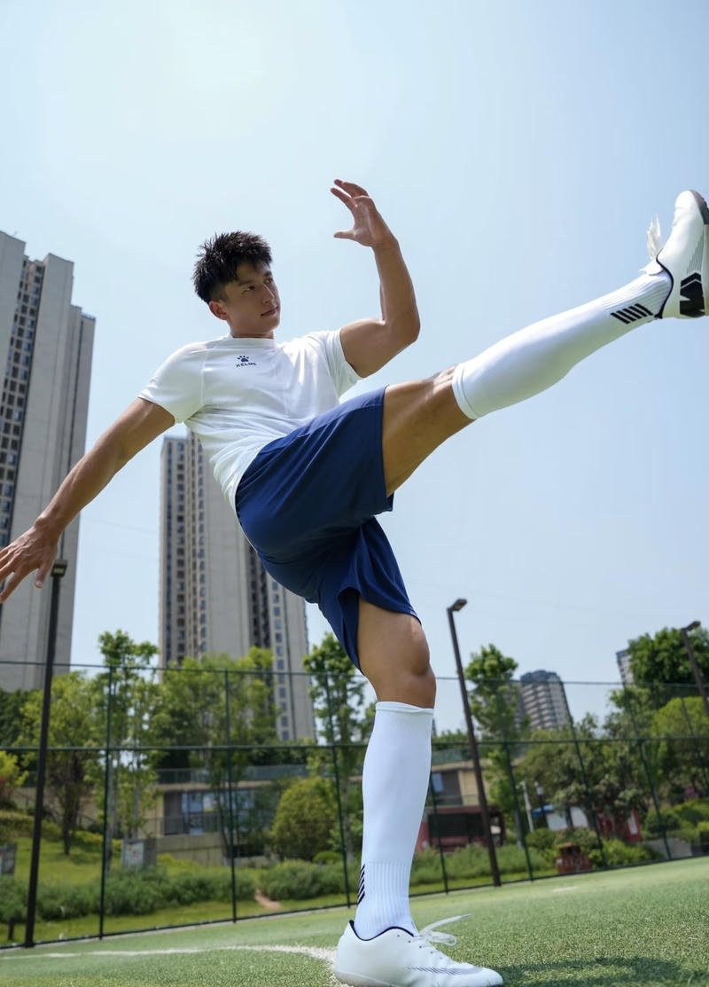 Hình ảnh trai đá bóng mang dáng đá đầy sức sống