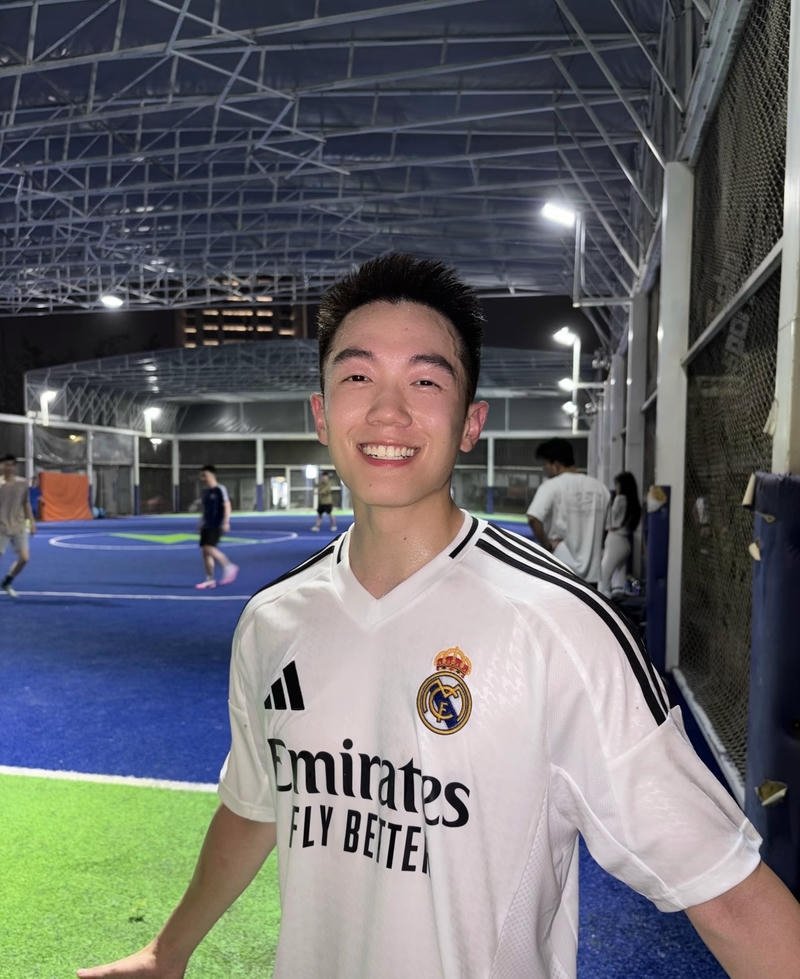 Hình ảnh trai đá bóng mang nét chững chạc rõ ràng