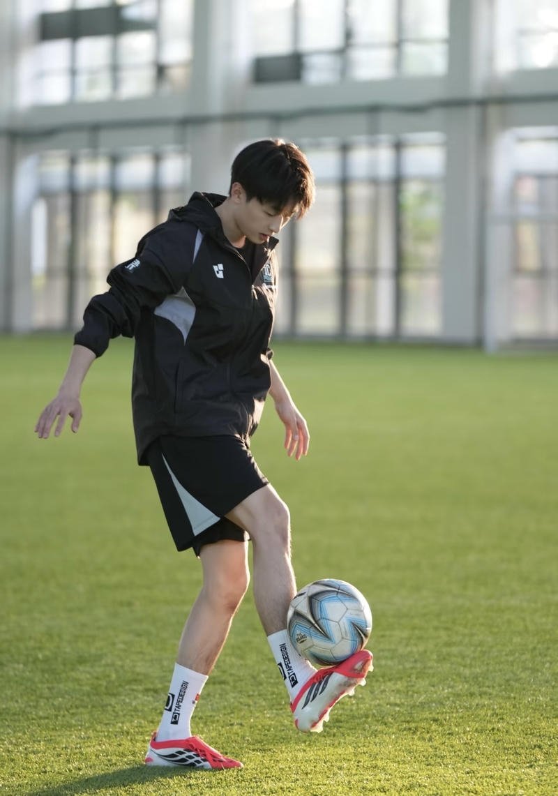 Hình ảnh trai đá bóng mang vẻ ngoài trưởng thành rõ