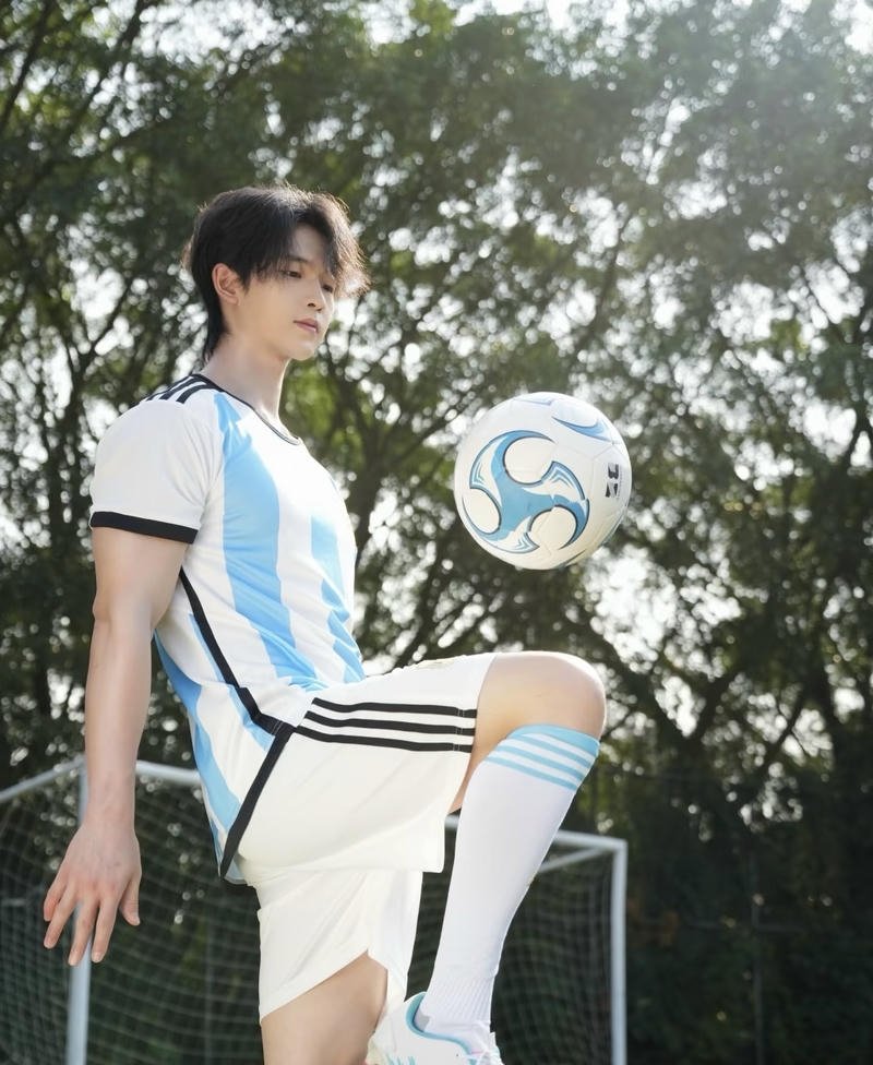 Hình ảnh trai đá bóng thể hiện nét hiền nhẹ rõ ràng