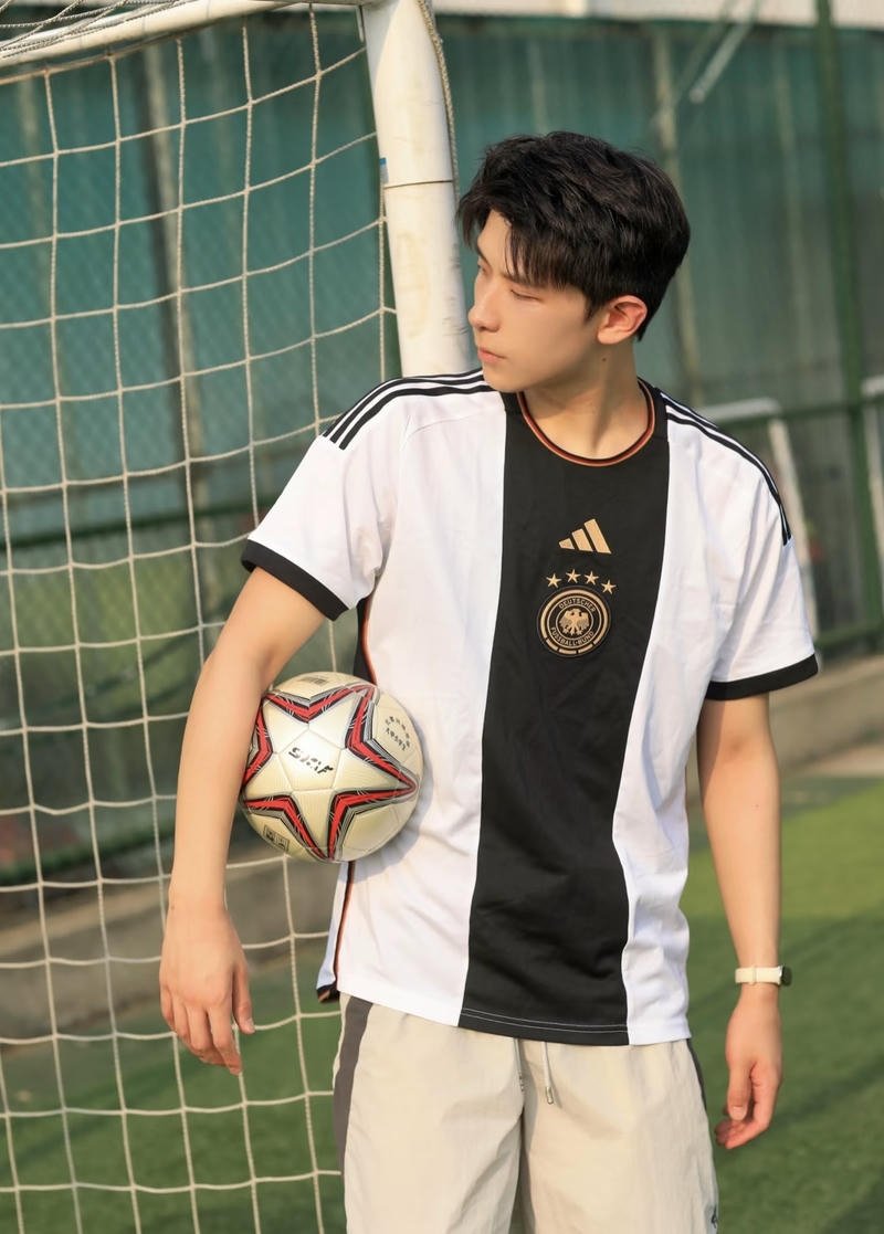 Hình ảnh trai đá bóng thể hiện nét nam tính nhẹ nhàng