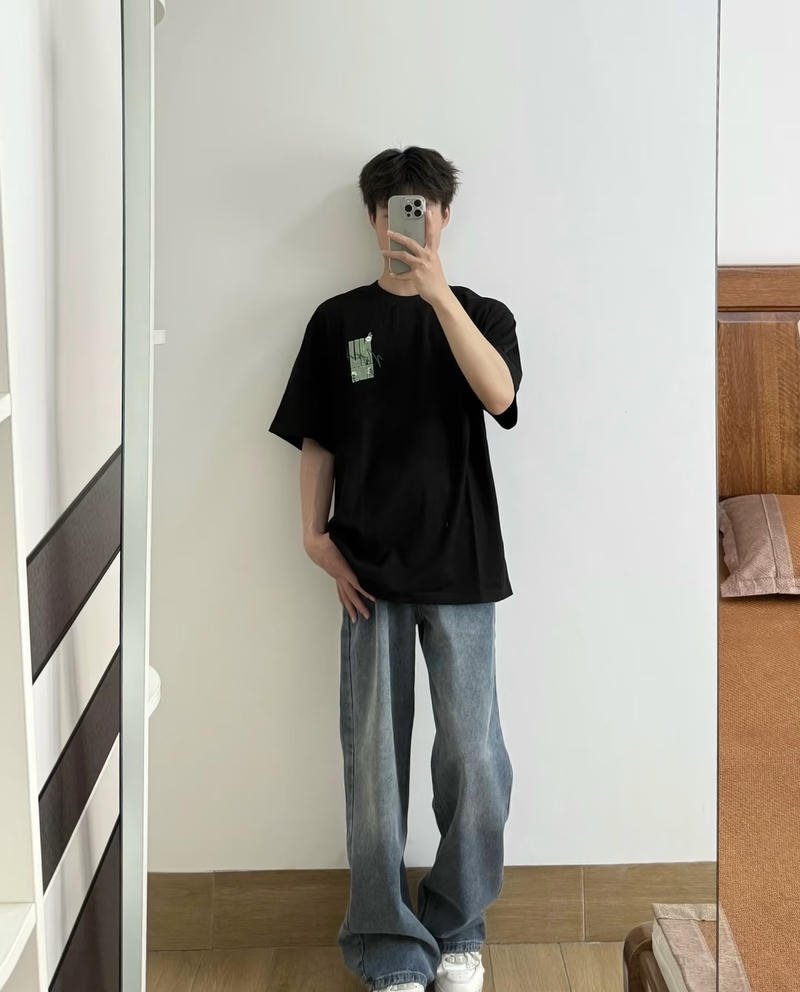 Hình ảnh trai đẹp chụp trước gương che mặt đầy chất riêng