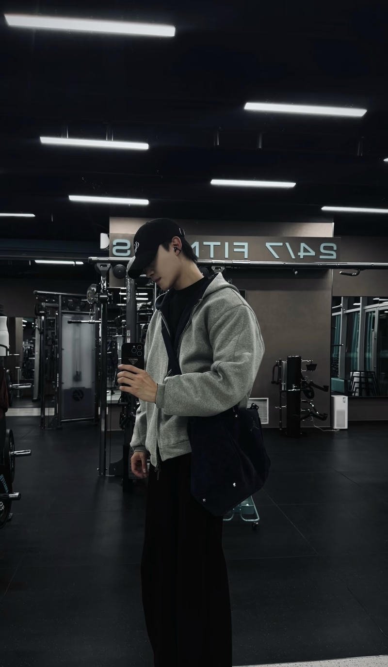 Hình ảnh trai đẹp chụp trước gương che mặt đầy cuốn hút