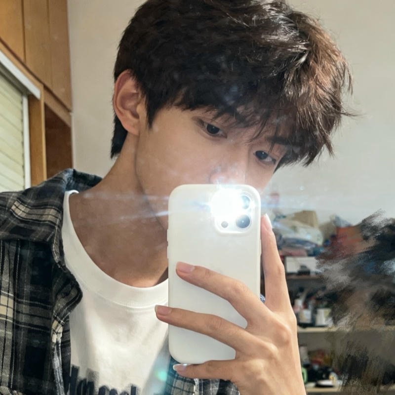 Hình ảnh trai đẹp chụp trước gương che mặt đầy thu hút