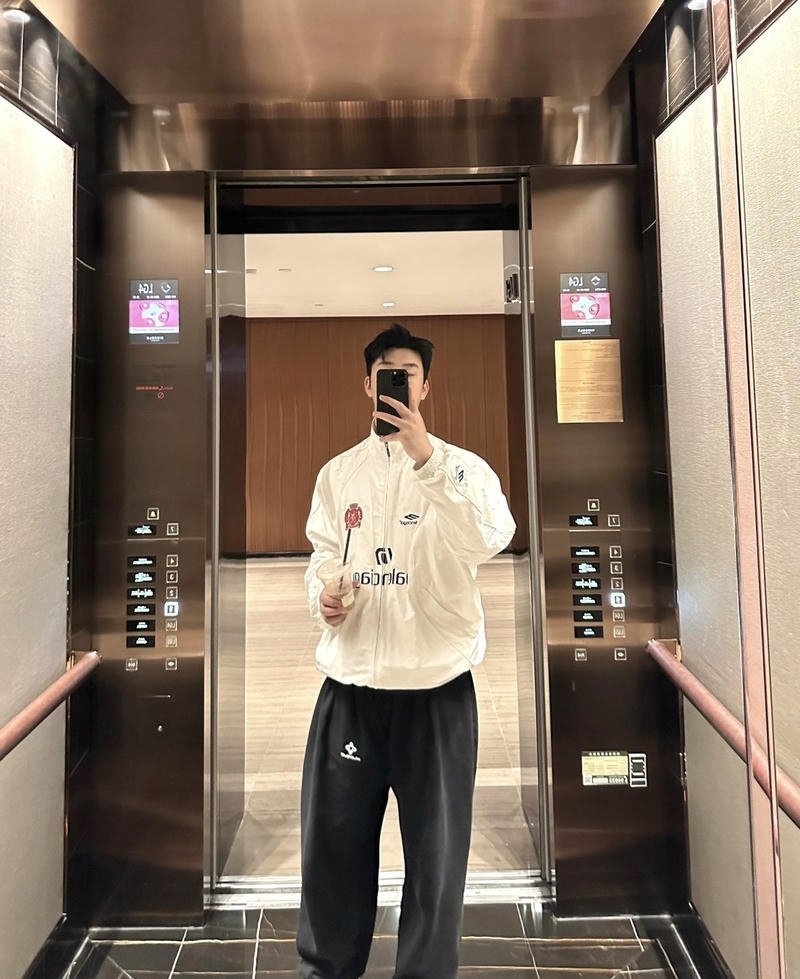 Hình ảnh trai đẹp chụp trước gương che mặt rất tự nhiên