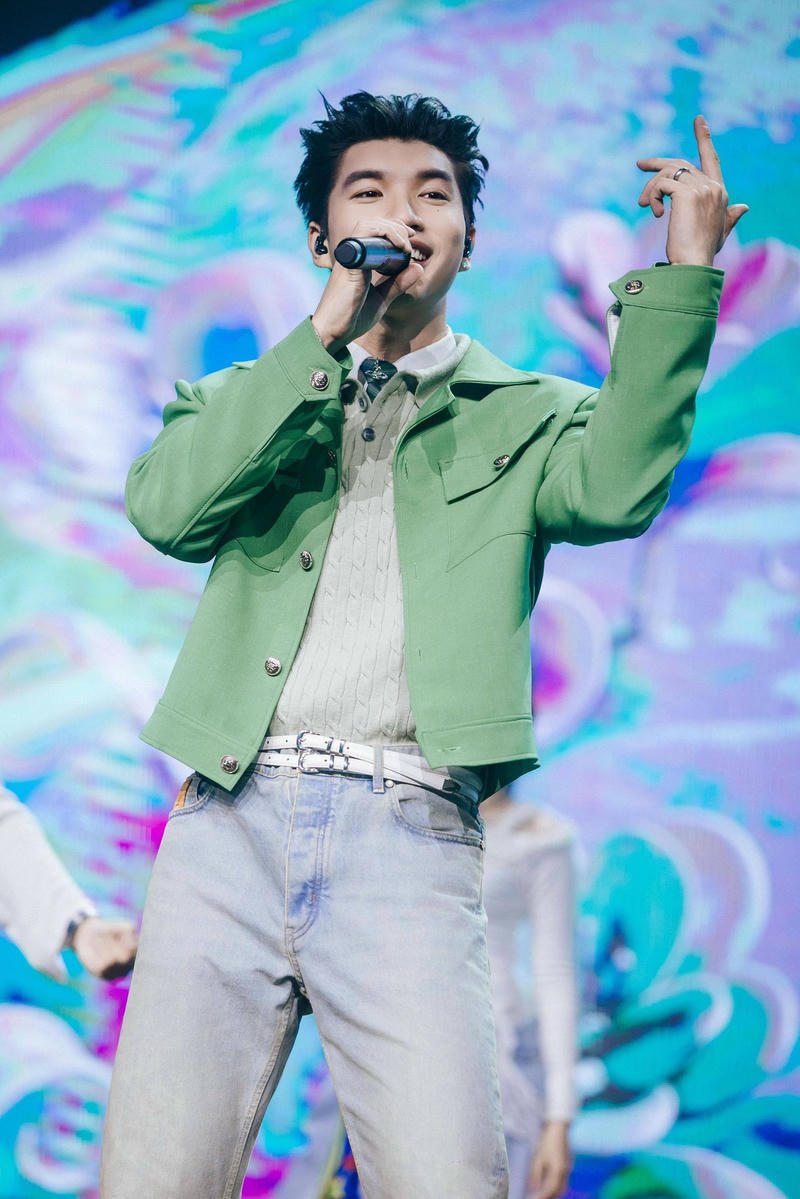 Hình ảnh trình diễn sôi động của HIEUTHUHAI