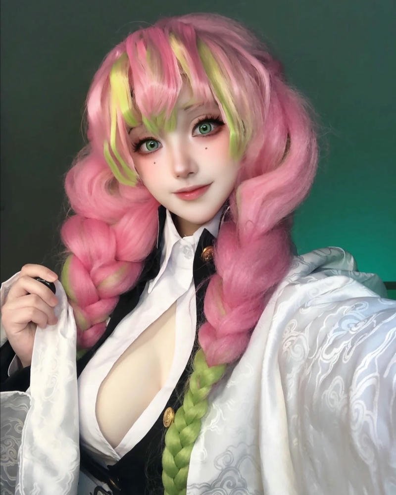 Hình cosplay Mitsuri thể hiện thần thái đáng yêu cuốn hút