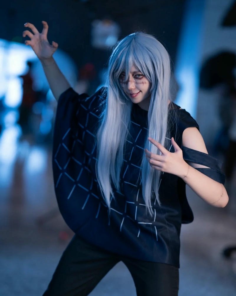 Hình cosplay anime thể hiện nhân vật với phong thái nổi bật