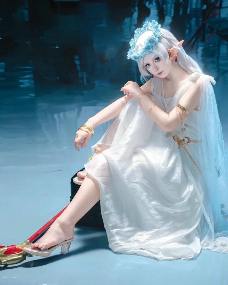 Hình cosplay frieren sáng tạo thể hiện thần thái cuốn hút