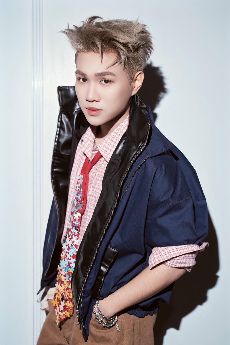 Hình nền Captain Boy với ánh mắt sắc lạnh nổi bật