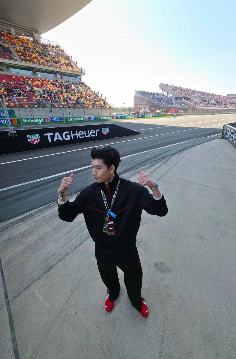 Hình nền HIEUTHUHAI với ánh mắt sắc sảo cuốn hút