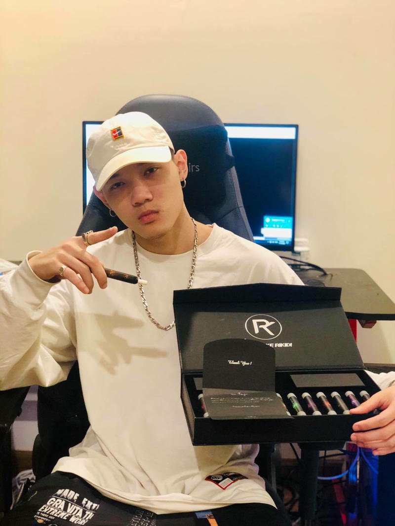 Hình nền Tage với ánh mắt sắc lạnh nổi bật