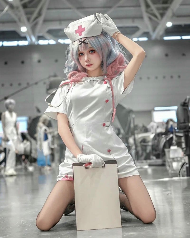 Hình y tá cosplay thể hiện diện mạo quen thuộc