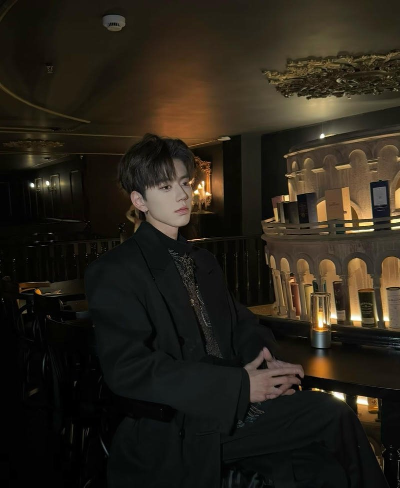 Hot boy với nụ cười nhẹ đầy sức hút