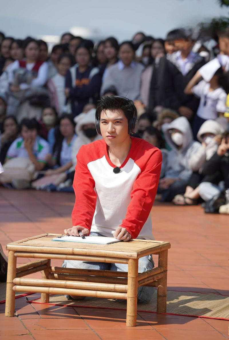 Khoảnh khắc ấn tượng HIEUTHUHAI ngoài đời thường