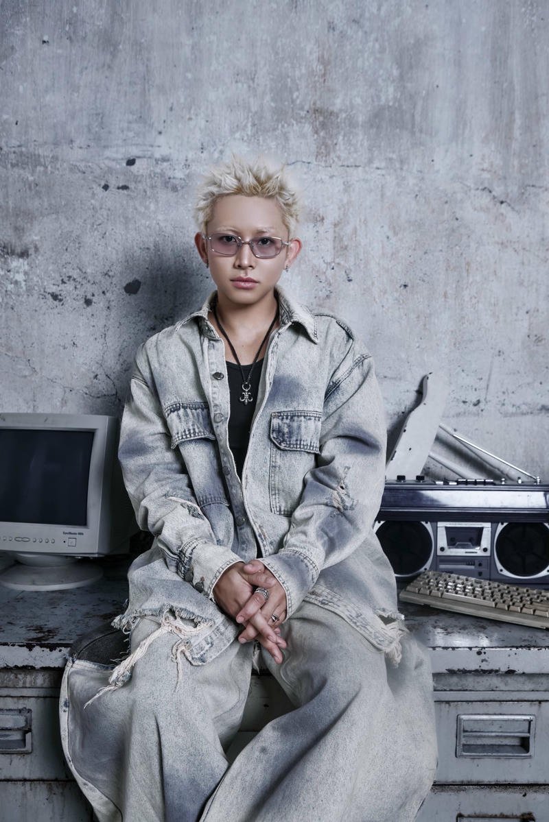 Khoảnh khắc biểu diễn ánh đèn xanh tạo nền Ricky Star