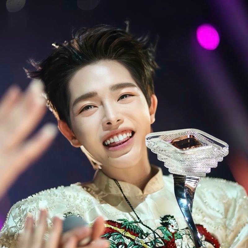 Khoảnh khắc biểu diễn của Đức Phúc làm nền cute