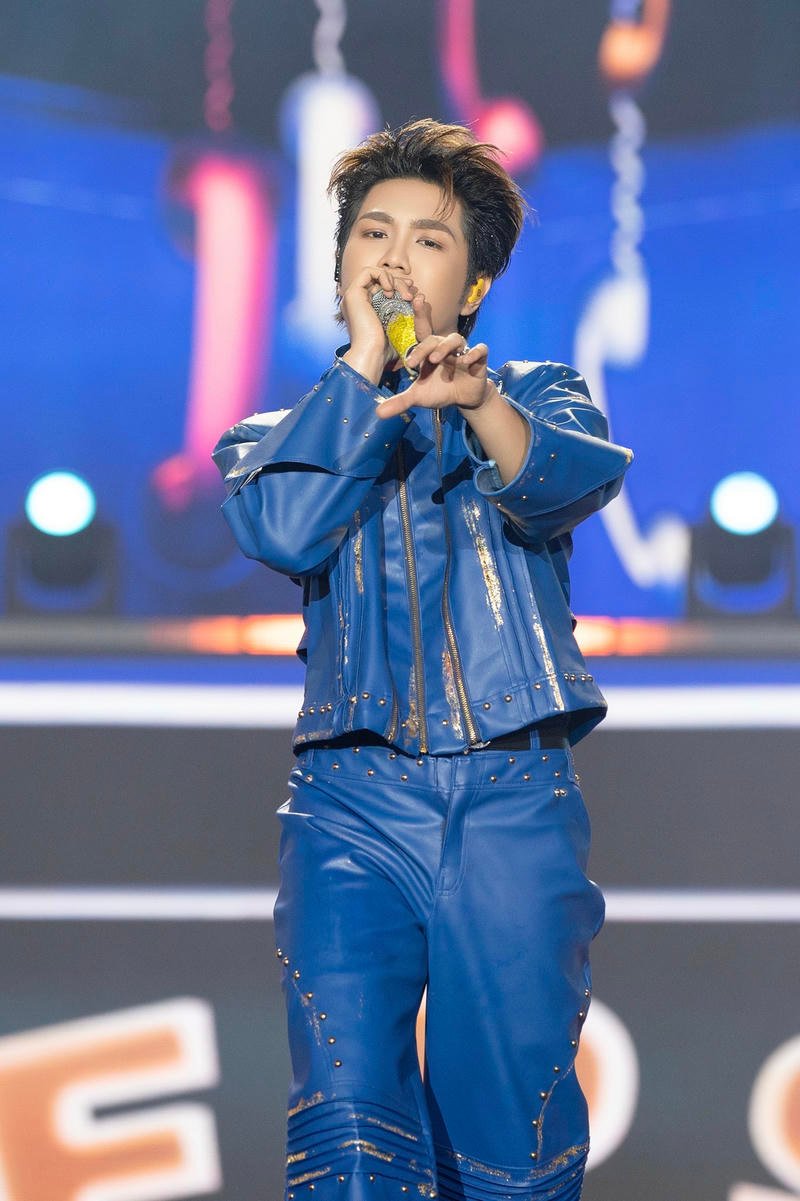 Khoảnh khắc biểu diễn live tạo hình nền Captain Boy cực chất