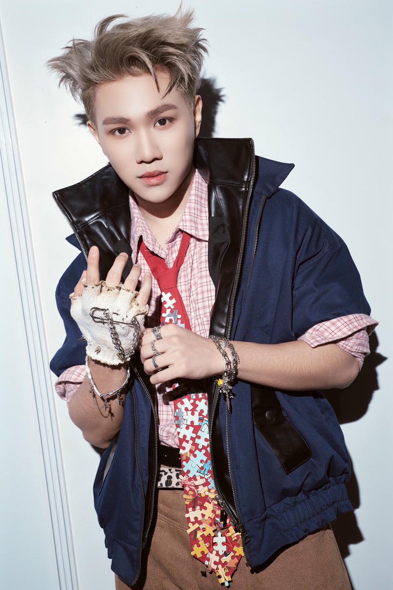 Khoảnh khắc biểu diễn mạnh mẽ tạo nền Captain Boy