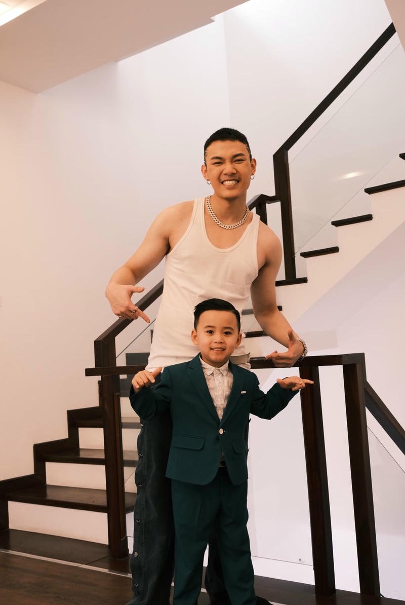 Khoảnh khắc biểu diễn mạnh mẽ tạo nền Tage