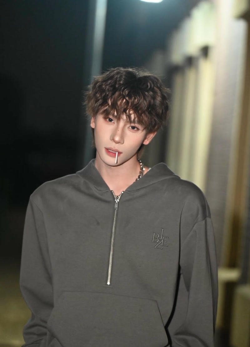 Khoảnh khắc đời thường của chàng trai điển trai