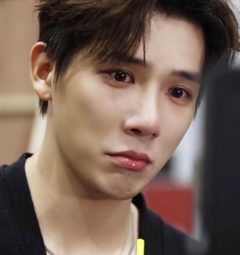 Khoảnh khắc lặng im của ảnh trai đẹp khóc