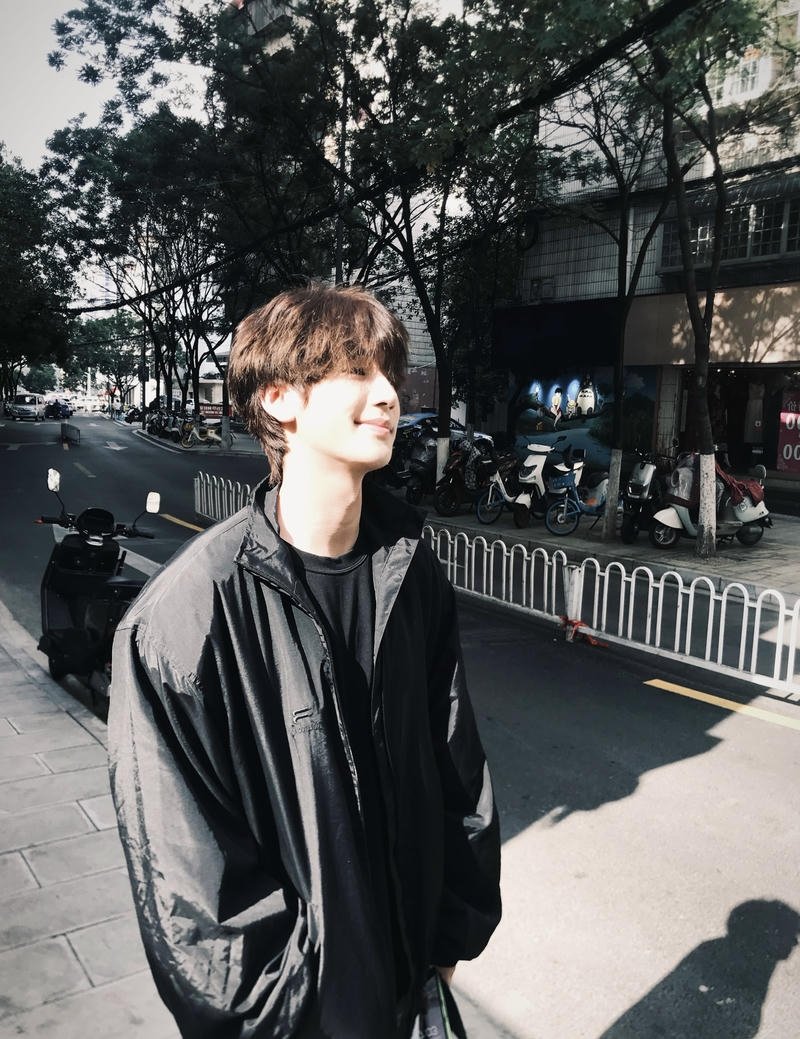 Khoảnh khắc nam sinh cười nhẹ phong cách thanh xuân vườn trường