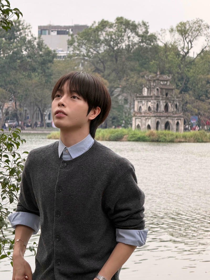 Khoảnh khắc nhìn xa của Đức Phúc tạo nền dễ thương