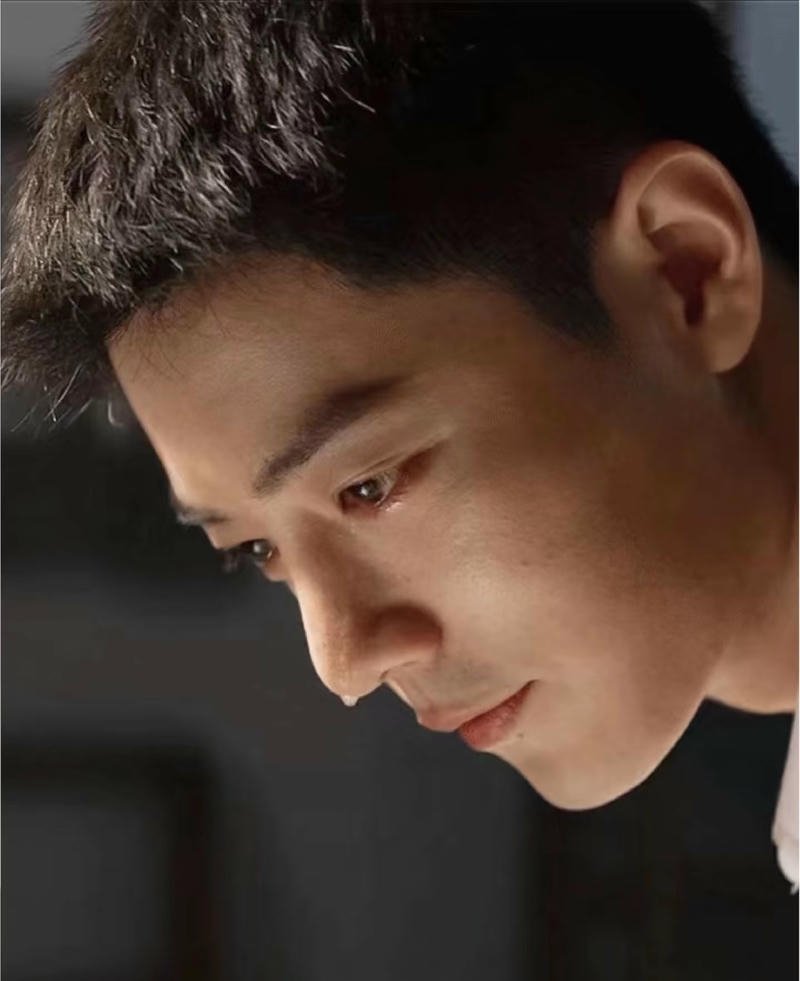 Khoảnh khắc nước mắt con trai khóc hợp nền