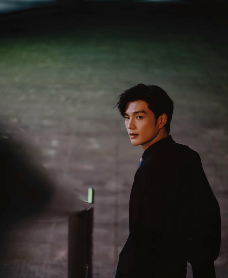 Khoảnh khắc rơi lệ trai đẹp khóc nền điện thoại