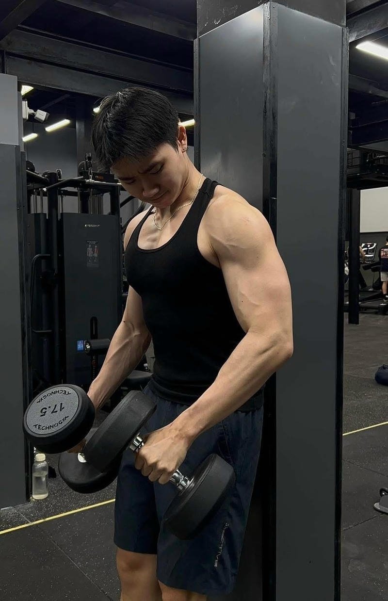 Khoảnh khắc tạo dáng tự nhiên của trai đẹp Việt