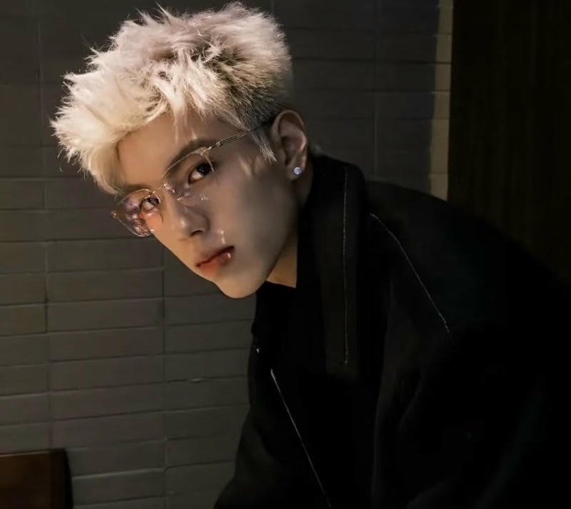 Khoảnh khắc trầm tư sad boy ngầu nền điện thoại