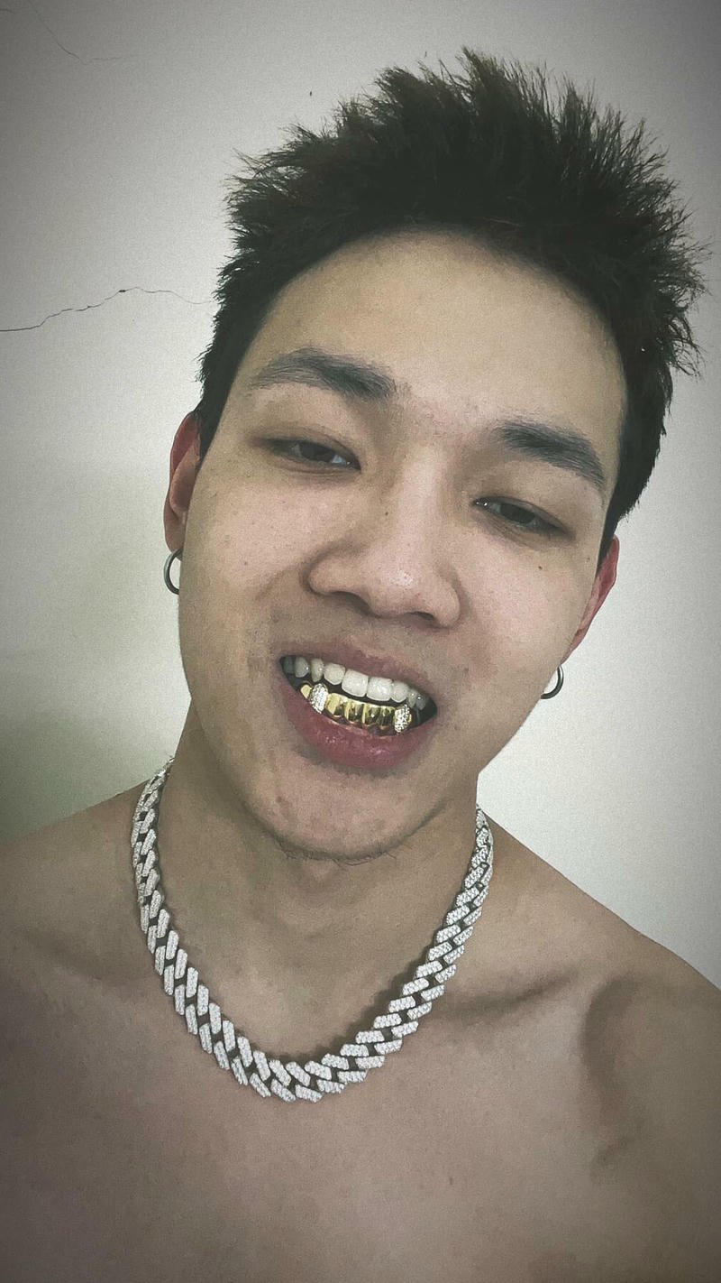 Khoảnh khắc tự nhiên của Tage ngoài đời làm nền