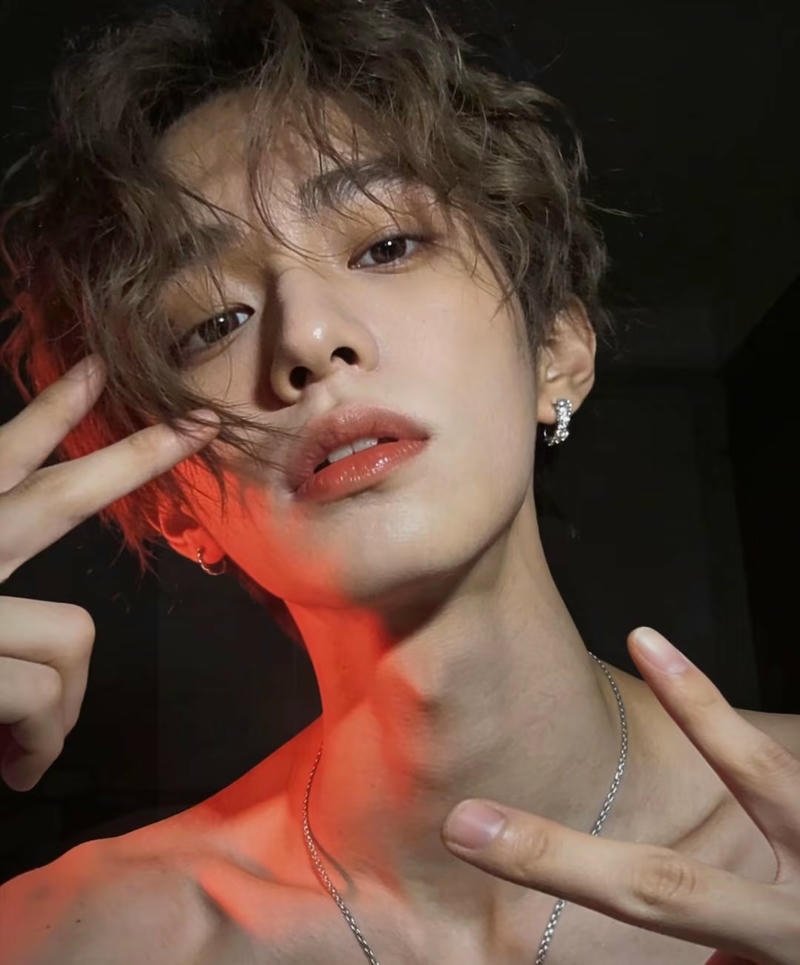 Khoảnh khắc tự nhiên của chàng trai đẹp trai