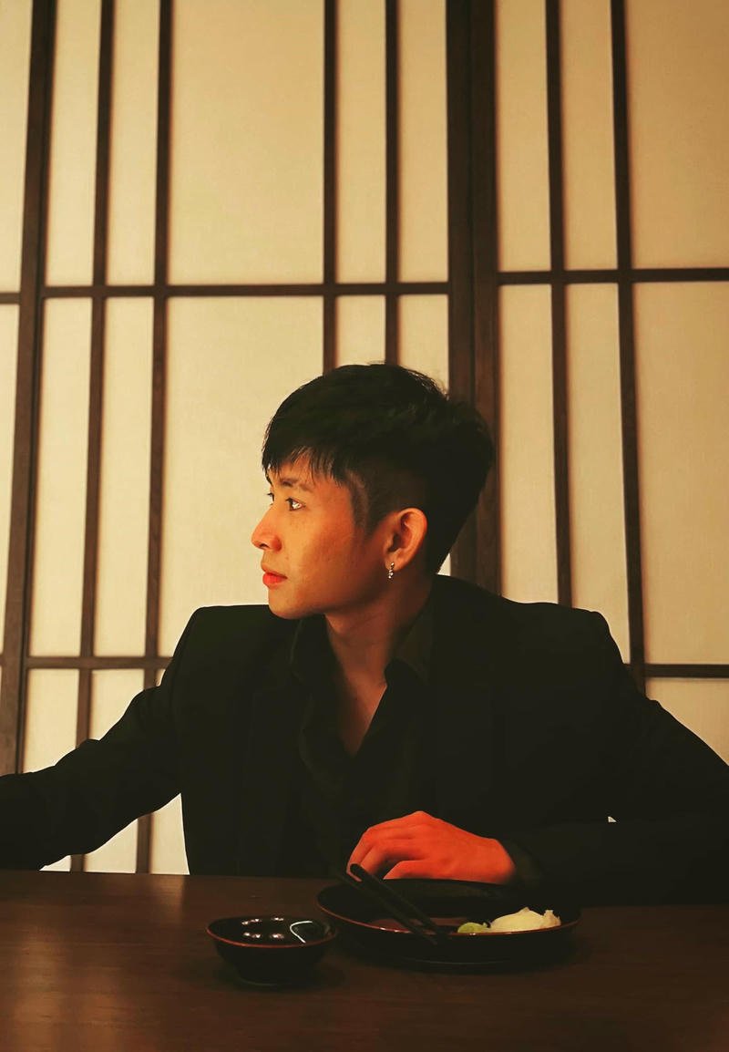 Khung hình đời thường gần gũi hợp nền Ricky Star