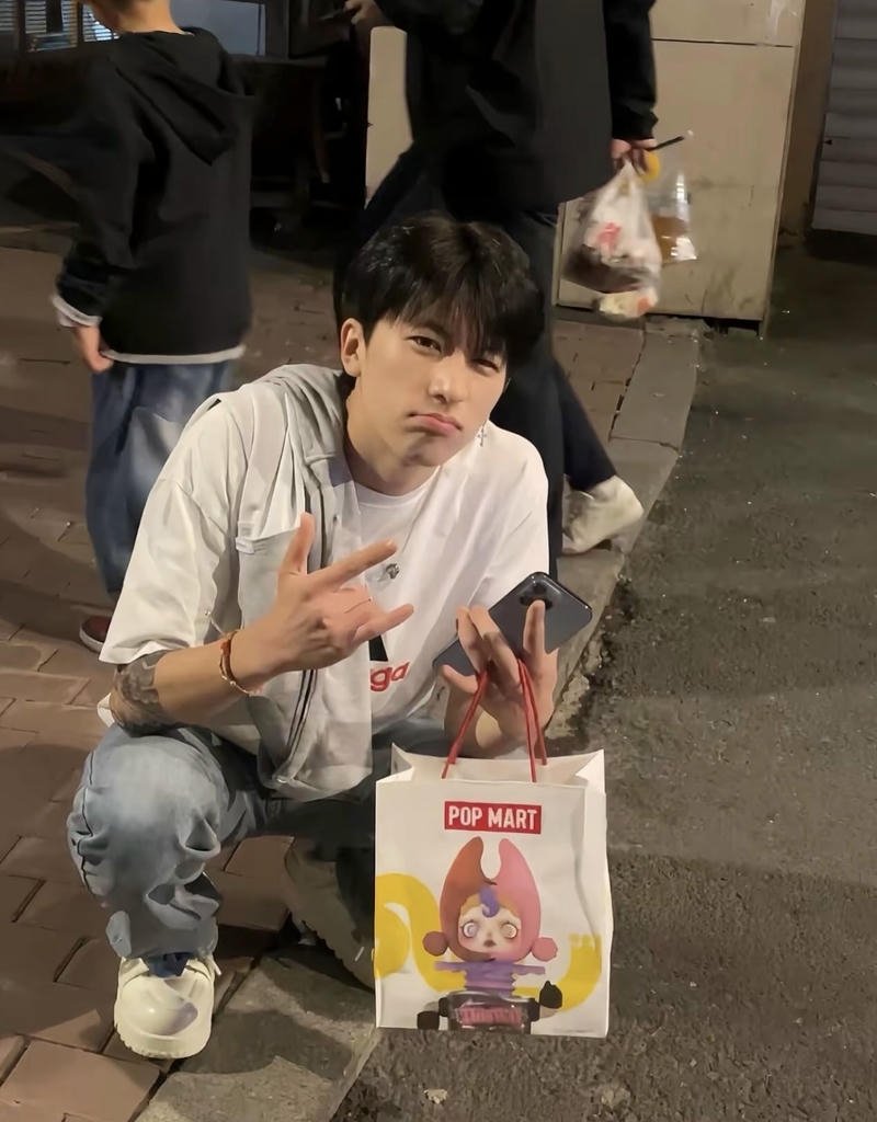 Chàng trai Hàn Quốc ngầu thần thái mạnh mẽ