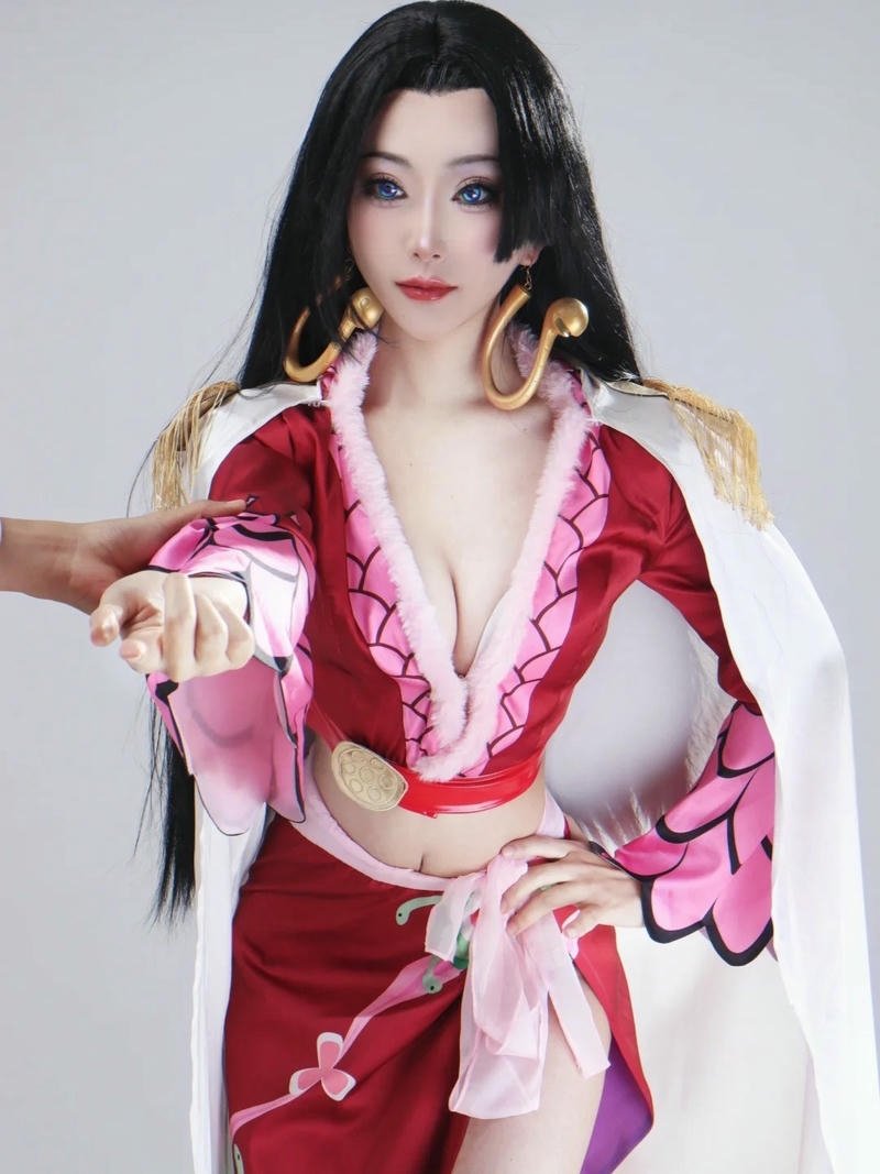 Mỹ nhân cosplay Boa Hancock thần thái cuốn hút