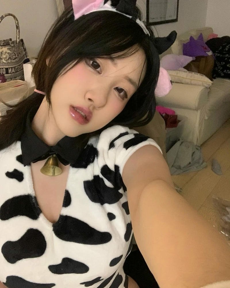 Mỹ nhân cosplay bò sữa biểu hiện nổi bật