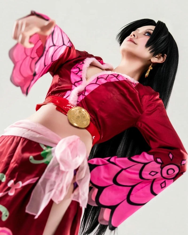 Mỹ nữ cosplay Boa Hancock phong cách quyến rũ nổi bật