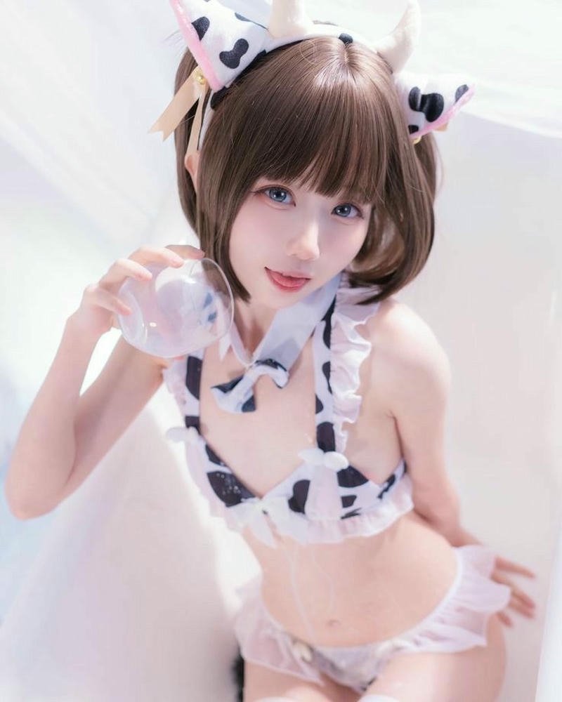 Mỹ nữ cosplay bò sữa mang phong thái tươi sáng