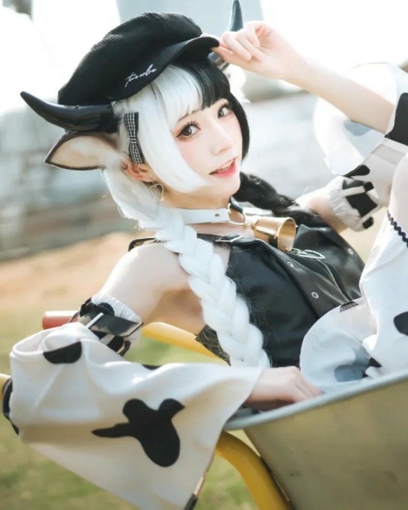 Mỹ nữ nhập vai bò sữa tạo dáng nhẹ nhàng