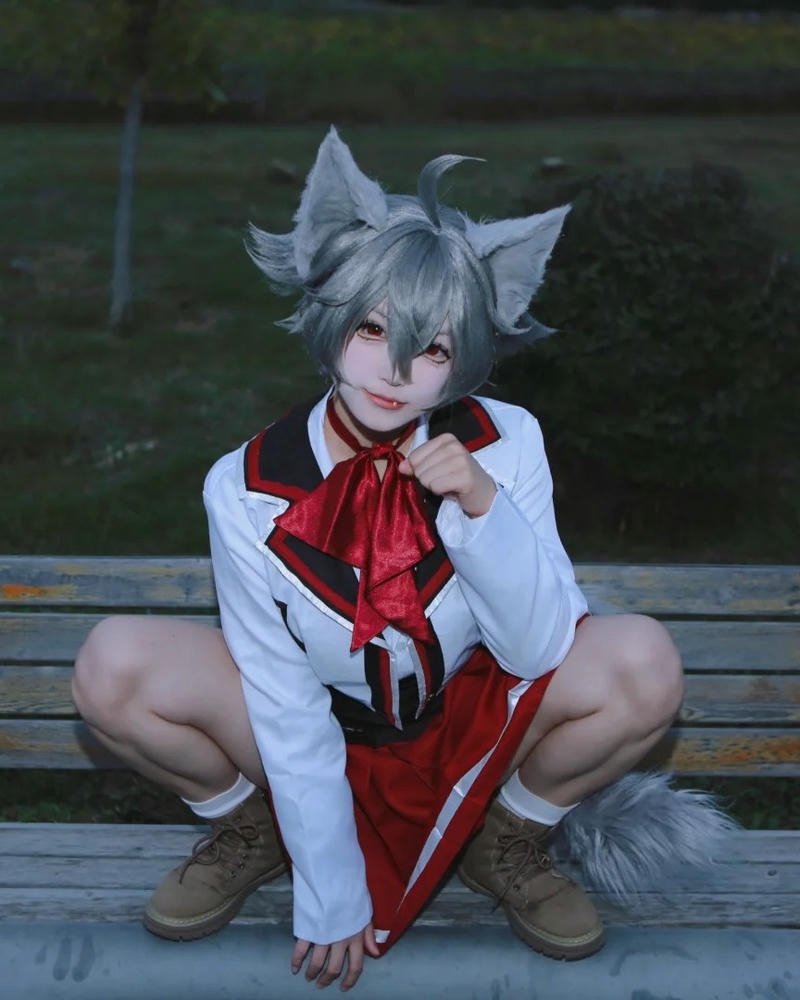 Mỹ nữ nhập vai mèo tạo dáng nhẹ nhàng duyên dáng