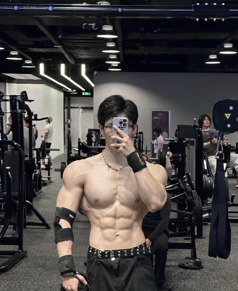 Nam mẫu body đẹp với cơ bụng rõ nét che mặt