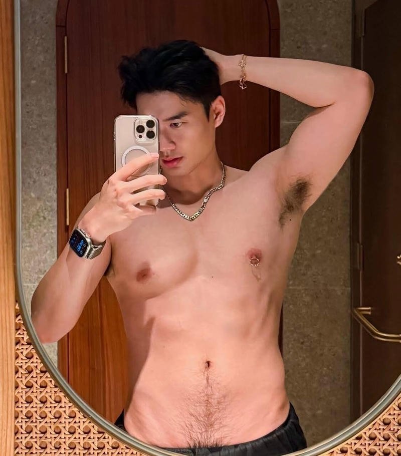 Nam mẫu body săn chắc trong hình ảnh trai 6 múi che mặt