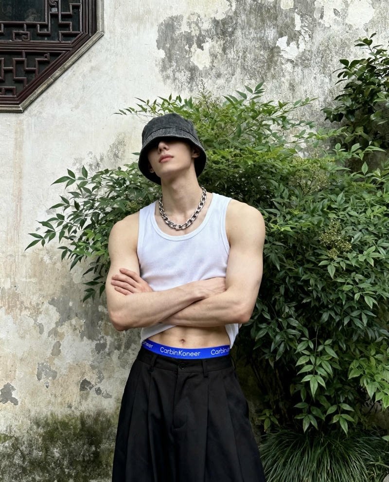 Nam mẫu thân hình thể thao nổi bật cơ bụng rõ nét